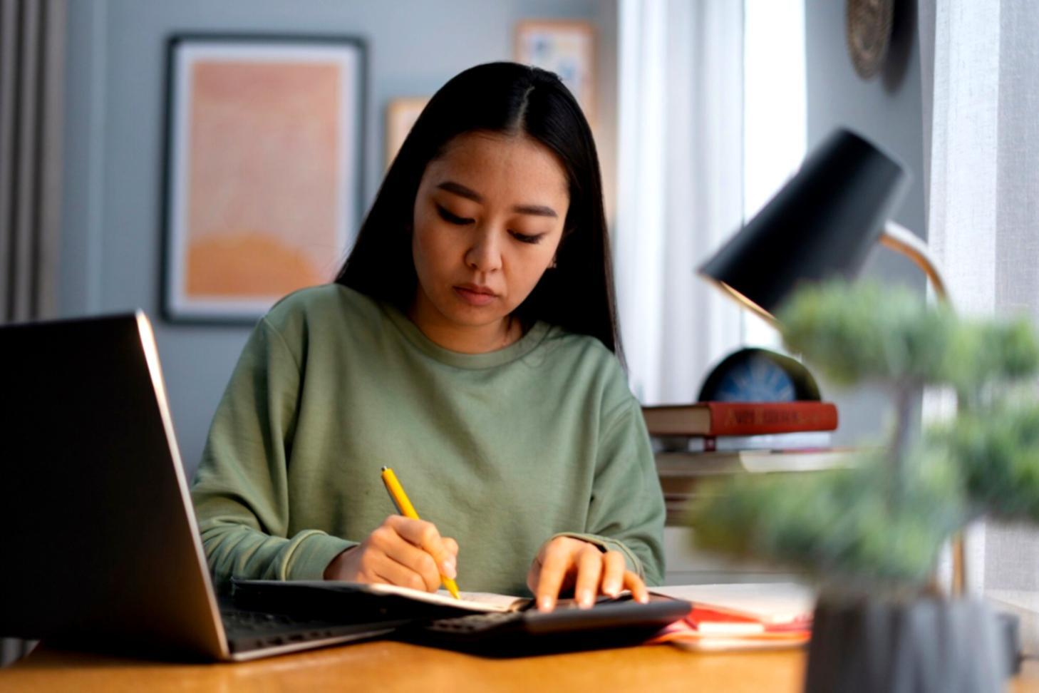 Entrepreneur travaillant sur ses idées d'affaires dans un environnement créatif